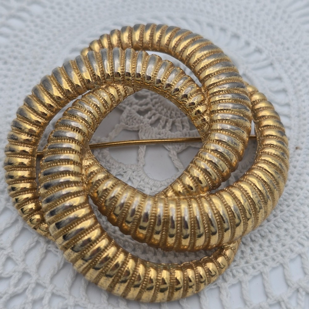 Vintage Monet Brooch Gold Tone Circle Pin Double Ribbon Coil Twisted Swirl Knot
